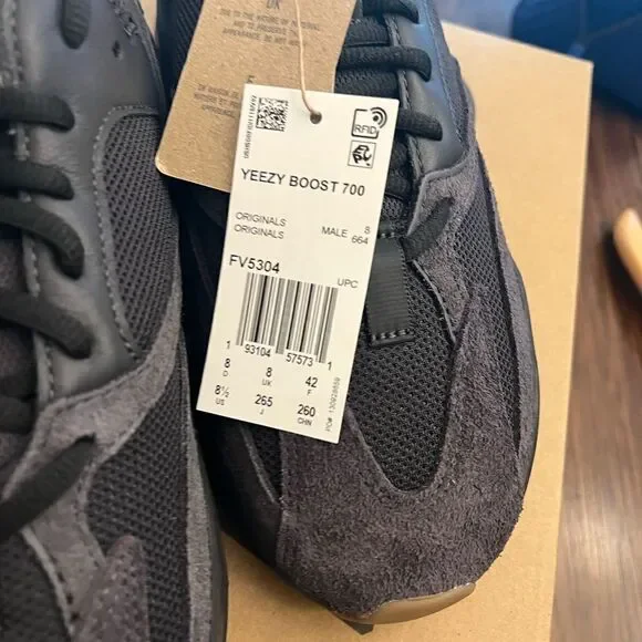 NIOB Yeezy 700 Boost Utility Black 2022 reissue Men’s size 8 sneaker.